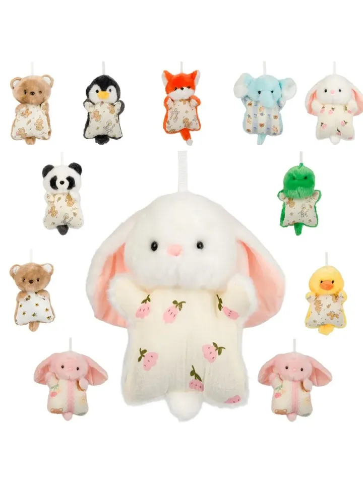 Pluszowy biały królik zawieszka w stylu kawaii na tle różnych wzorów zwierzątek